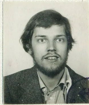 Beat Stricker im Alter von 20 Jahren, bereit, zum ersten Mal seinen Wohnsitz in Wald zu verlassen. Eine schwarzweisse Porträtaufnahme von Beat Stricker